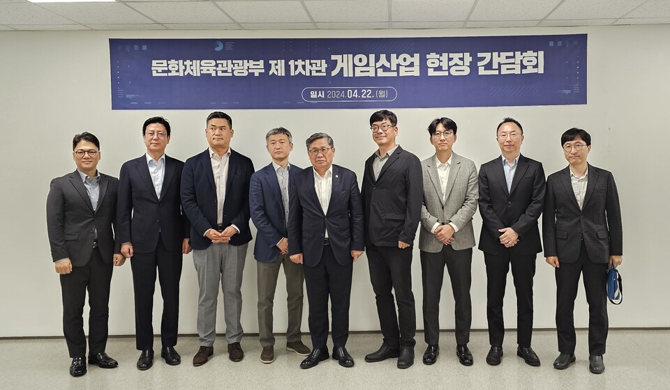 왼쪽부터 김병규 넷마블 대표, 김정욱 넥슨코리아 대표, 정우진 엔에이치엔(NHN) 대표, 성준호 스마일게이트홀딩스 대표, 전병극 문화체육관광부 제1차관, 강신철 한국게임산업협회 협회장, 허진영 펄어비스 대표, 한상우 카카오게임즈 대표, 남재관 컴투스 대표. 사진=문화체육관광부