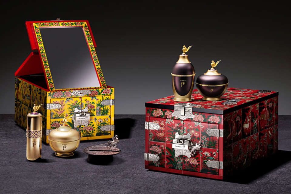 지난 2019년 4월 LG생활건강은 왕실에서만 누렸던 궁중 예술의 극한을 담은 국빈을 위한 명작 ‘후 환유 국빈 세트’를 출시한다고 전했다. 국가무형문화재 제109호 이재만 화각장의 화각 공예와 제64호 박문열 두석장의 봉황 경첩이 만나 왕후의 경대로 탄생한 ‘더 히스토리 오브 후’의 시그니처 작품이다. 상서롭고 고귀한 뜻을 지닌 봉황 열쇠로 사계절의 평안을 기원하는 매란국죽이 새겨진 문을 열 수 있고, 빨강과 노랑 두 가지 색으로 만들어졌다. 회사는 1년에 한 번 국빈 세트를 선보이며 궁중 예술을 재현하고 그 문화를 알리는 데 앞장서 왔다. 사진=LG생활건강