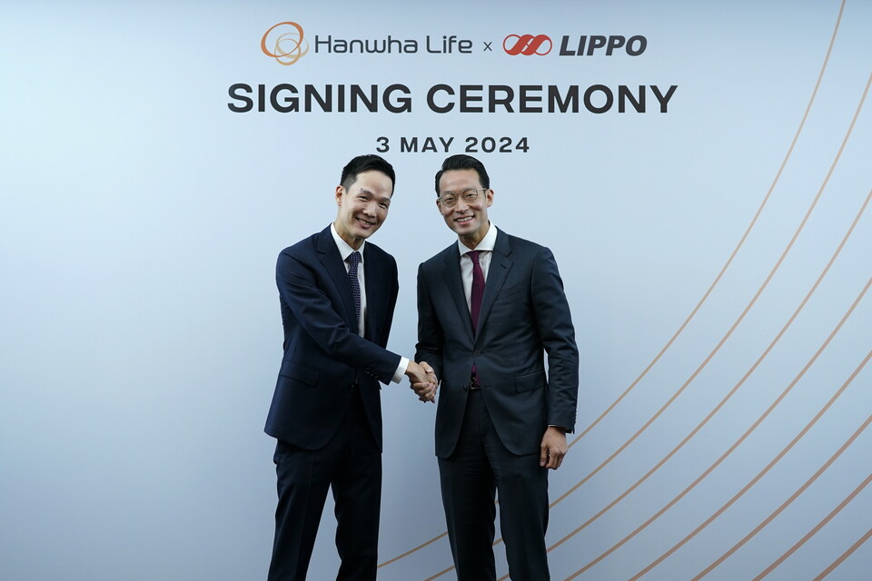 한화생명과 리포그룹이 3일 인도네시아 ‘노부은행’의 주식매매계약을 인도네시아 자카르타에서 체결했다. 체결식에 참석한 한화생명 김동원 CGO 사장(사진 왼쪽)과 리포그룹 존 리아디(John Riady) 대표(사진 오른쪽)가 행사 후 악수를 하며 기념촬영을 하고 있다. 사진=한화생명