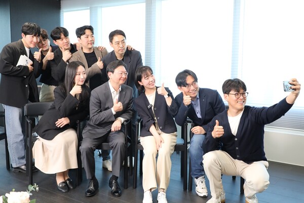 (가운데)배형근 현대차증권 사장과 임직원들이 기념사진을 찍고 있다. 사진=현대차증권