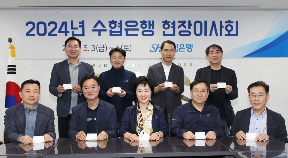 강신숙 Sh수협은행장(아래줄 가운데)과 임직원들이 기념사진을 촬영하고 있다. 사진=Sh수협은행