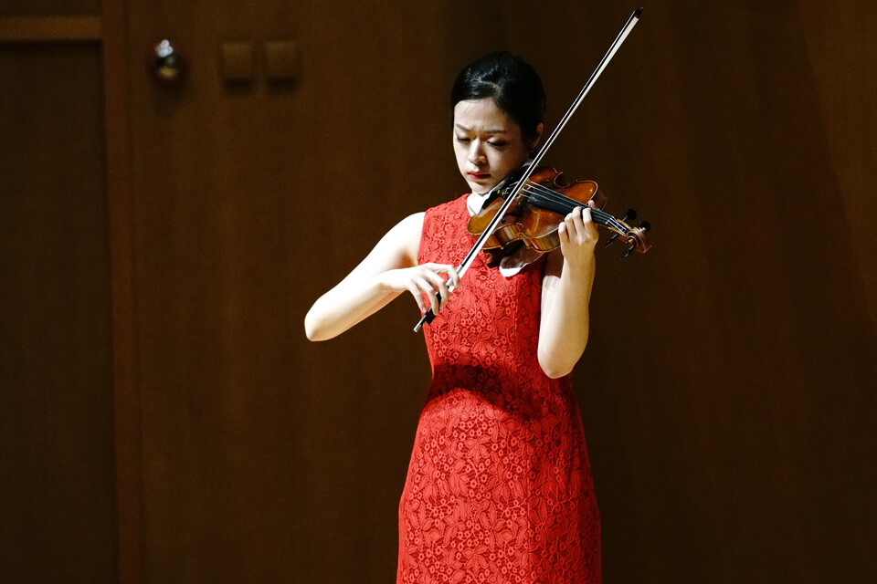 지난 2017년 10월 현대약품은 서울 서대문구 금호아트홀 연세에서 제100회 아트엠 콘서트를 성황리에 마쳤다. 100번째 공연은 독일 하노버 요제프요하임 국제바이올린콩쿠르에서 우승한 바이올리니스트 김다미의 공연으로 진행됐다. 이날 김다미는 생상스의 ‘죽음의 무도’, 사라사테의 ‘카르멘 환상곡’ 등을 연주했다. 사진=현대약품