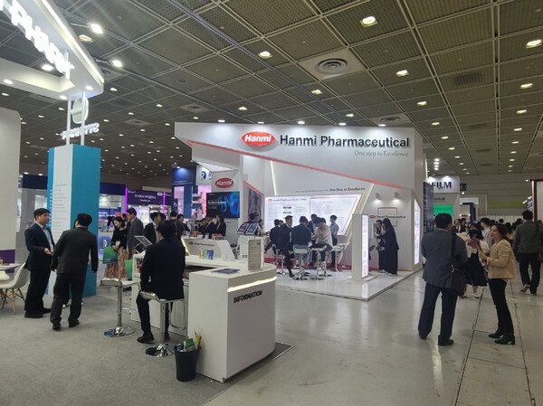 국내외 바이오 탑티어(최상위 등급) 업체들이 모이는 ‘바이오 코리아 2024(BIO KOREA 2024)’가 성황리에 개최되고 있다. 사진은 이번 행사에 마련된 한미약품 부스. 사진=신용수 기자