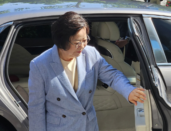 송영숙 한미약품그룹 회장이 14일 서울 송파구 한미약품그룹 본사에서 한미사이언스 이사회를 앞두고 건물로 들어서고 있다. 사진=연합뉴스