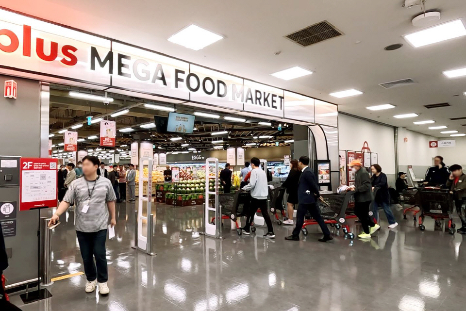 서울 금천구 시흥대로에 위치한 홈플러스 금천점은 지난 9일 ‘홈플러스 메가푸드마켓’으로 리뉴얼(재단장)했다. 사진은 메가푸드마켓 재개장 첫날 입장하는 소비자들. 사진=홈플러스