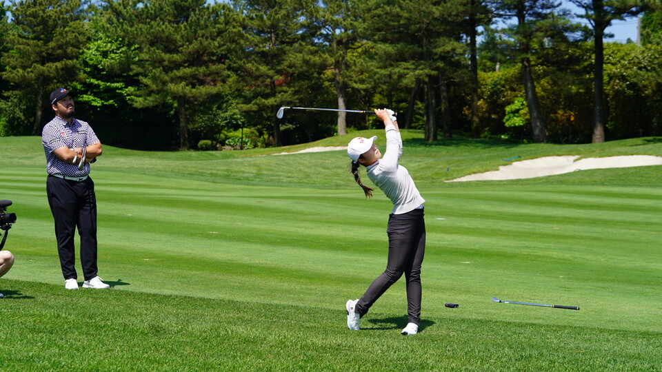 재능나눔 라운드에 참가한 정찬민(왼쪽) 프로가 김나온 학생의 샷을 지켜보고 있다. 사진=SK텔레콤