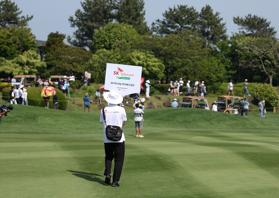 한 제주 지역 자립준비청년이 ‘행복동행’ 프로그램을 통해 SK텔레콤 오픈 운영 요원으로 활동하는 모습. 사진=SK텔레콤