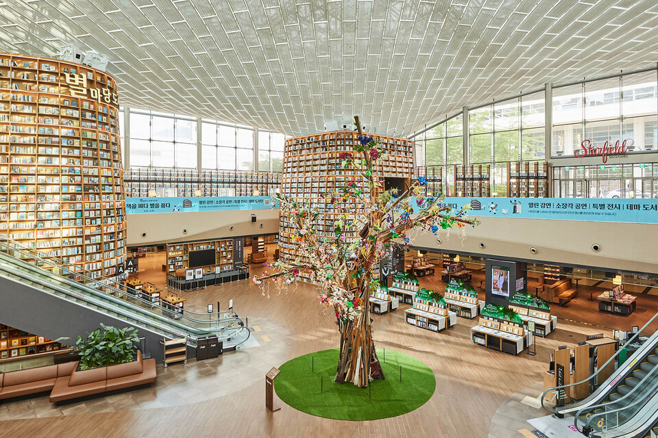 지난 2023년 6월 스타필드 코엑스몰 별마당도서관은 개관 6주년을 맞아 ‘책을 펴다 별을 품다’ 특별전을 진행했다. 중앙부에 위치한 설치물이 공모전을 통해 대상작으로 선정된 한석현 작가의 ‘다시 나무’다. 책에서 얻는 지혜와 영감으로 내면의 별을 보듬기를 바란다는 뜻에서 특별전 제목을 지었다고 회사 측은 설명했다. 사진=신세계프라퍼티