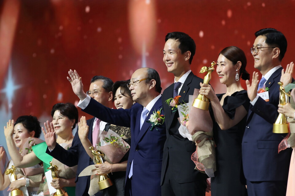 김승연 한화그룹 회장(왼쪽에서 다섯번째)이 한화생명금융서비스 연도대상 시상식에서 행사에 참석한 FP들의 환호에 손을 흔들며 인사하고 있다. 사진=한화생명