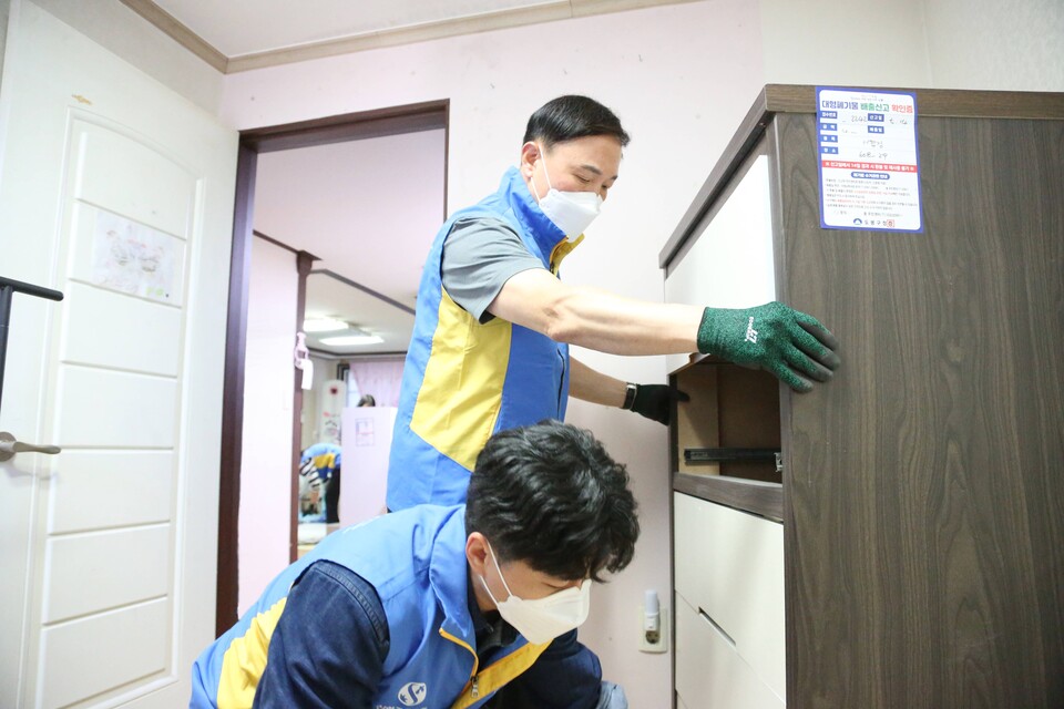 신한카드는 굿네이버스 서울북부지부 ‘서울 북부 아동보호전문기관’과 함께 서울 도봉구에서 ‘다자녀 가정 주거환경 개선 활동’을 진행했다. 문동권 신한카드 사장과 직원들이 가정에 방문해 주거환경 개선 작업을 진행하고 있다.사진=신한카드
