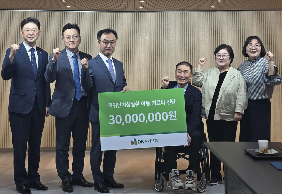 박성식 DB손해보험 부사장(왼쪽 3번째)과 김재학 한국희귀난치성질환연합회 회장(오른쪽 3번째) 및 관계자들이 희귀난치성질환 아동 치료비 전달식을 갖고 기념촬영을 하고 있다. 사진=DB손해보험