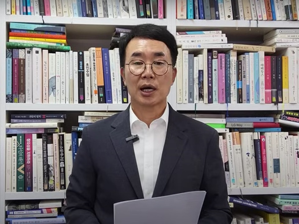 17일 진양곤 HLB 회장이 회사 유튜브 방송에서 ‘간암 1차 치료제’ FDA 본심사 결과와 관련해 공지하고 있다. 사진=HLB