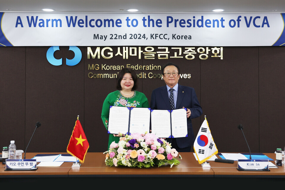 카오 쑤언 뚜 방 베트남협동조합연맹 회장(왼쪽)과 김인 새마을금고중앙회 회장이 22일 서울 강남구에 있는 새마을금고중앙회에서 업무 협약 후 기념 촬영을 하고 있다.사진=MG새마을금고
