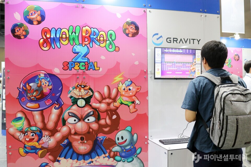 ‘플레이엑스포(PlayX4) 2024’에서 한 참관객이 ‘스노우 브라더스 2 스페셜’을 플레이하고 있다. 사진=채승혁 기자
