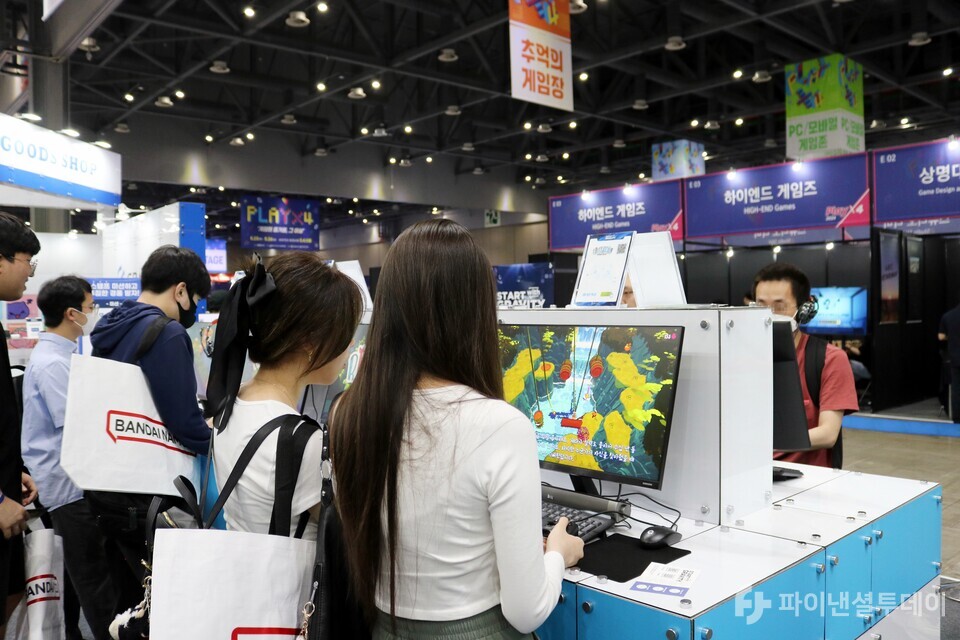 ‘플레이엑스포(PlayX4) 2024’에서 참관객들이 ‘River Tails: Stronger Together’을 플레이하고 있다. 사진=채승혁 기자