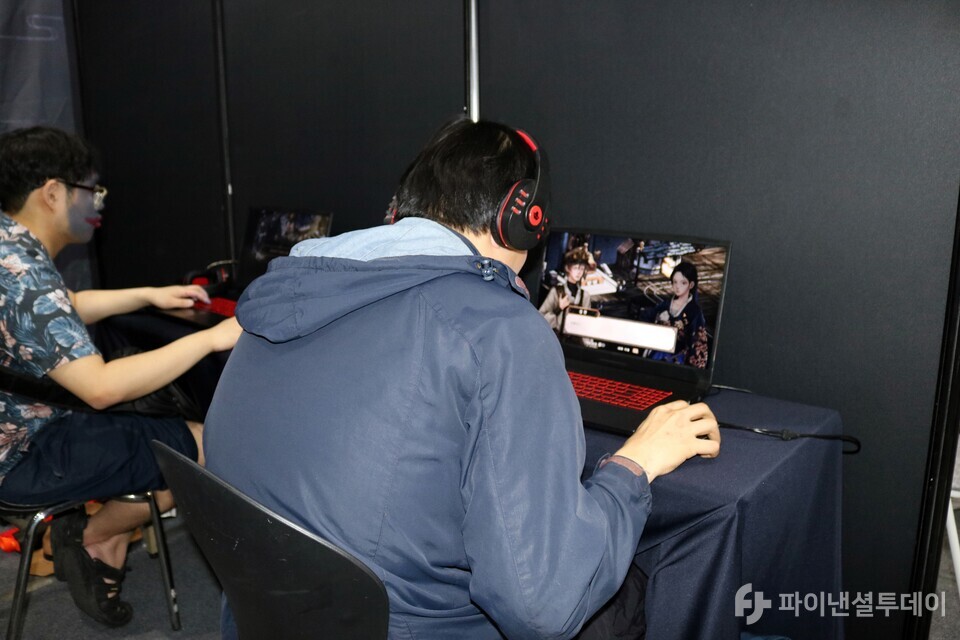 ‘플레이엑스포(PlayX4) 2024’에서 한 참관객이 ‘도라셔다’를 플레이하고 있다. 사진=채승혁 기자