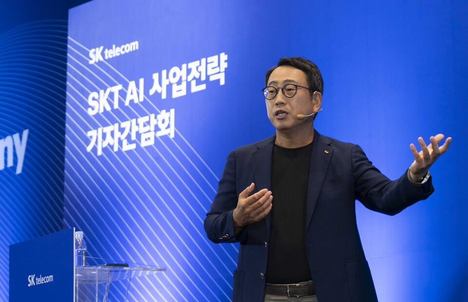 유영상 SKT 대표가 2023년 9월 26일 SK T타워 수펙스홀에서 열린 ‘SKT AI 사업전략 기자간담회’에서 키노트를 발표하고 있다. 사진=SKT
