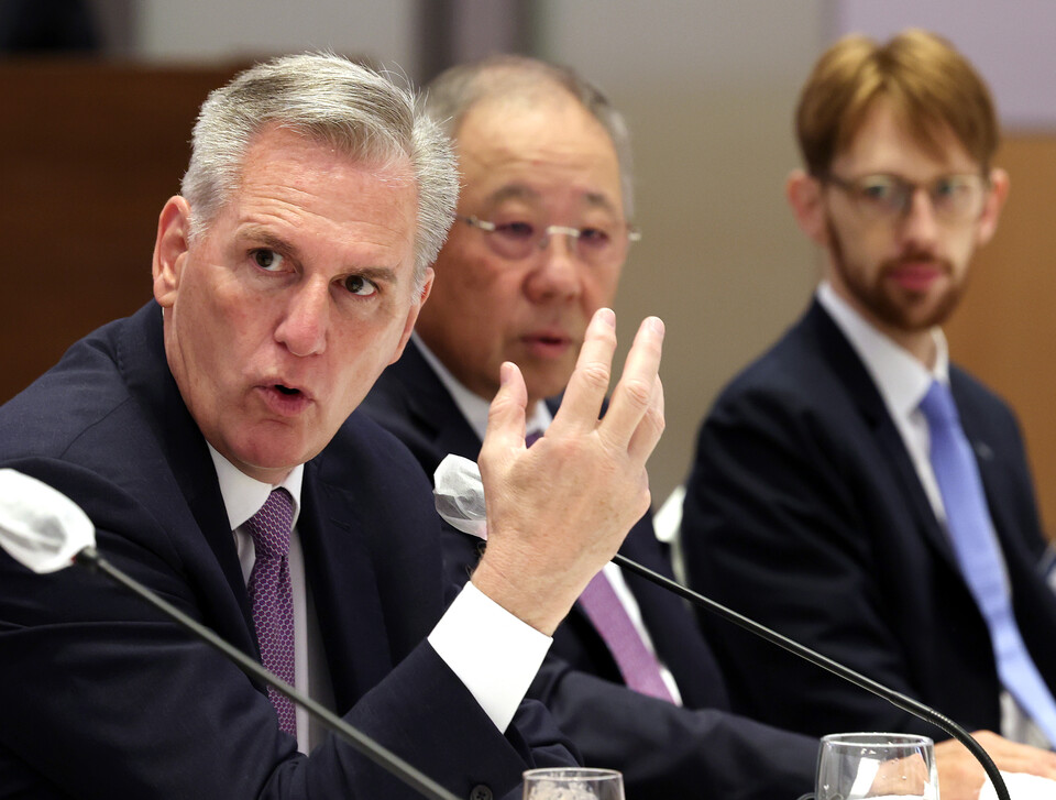 케빈 매카시 전 미국 하원의장이 23일 오전 서울 영등포구 FKI타워 컨퍼런스센터에서 열린 조찬간담회에서 기조연설을 하고 있다. 이날 매카시 전 의장과 국내 기업인들은 한미 양국 간 경제협력 강화 방안, 한국 기업들의 미국 내 투자, 대미(對美) 수출 등 주요 현안에 대한 의견을 교환했다. 사진=연합뉴스