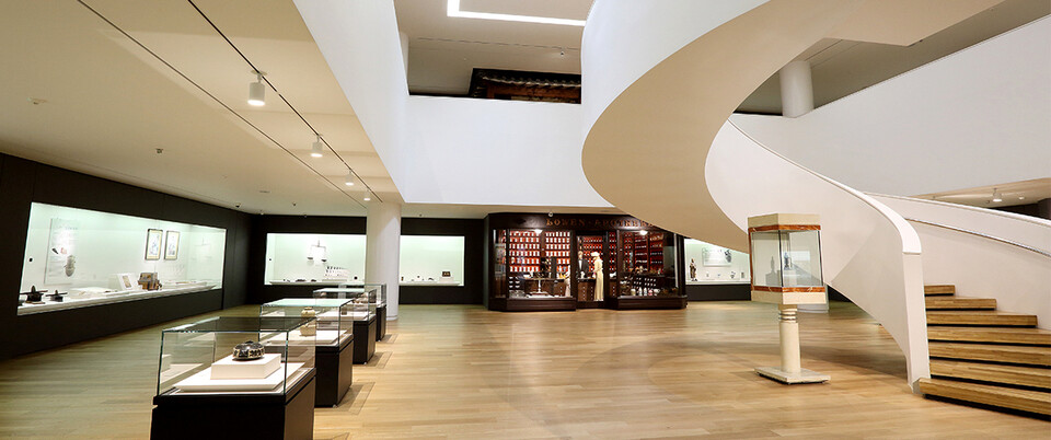 우리나라 최초의 기업 박물관이자 전문 박물관인 한독의약박물관은 한독 창업주인 당시 연합약품 김신권 사장이 1957년 독일 하이델베르크에서 독일약학박물관을 관람한 것을 계기로, 지난 60년 동안 몇 차례 개칭과 이전을 통해 꾸준히 성장했고, 2006년 3월 한독제석재단이 설립되면서 재단에 환원됐다. 사진 속 1층 국제전시실에는 독일, 영국, 이탈리아, 일본, 중국(이상 가나다순) 등 동서양 여러 의·약학 분야의 유물이 전시돼 있다. 사진=한독의약박물관