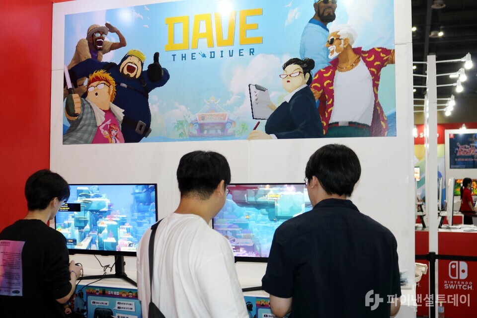 24일 고양시 킨텍스 ‘플레이엑스포(PlayX4)’ 현장에서 참관객들이 넥슨 ‘데이브 더 다이버’를 닌텐도 스위치로 체험하고 있다. 사진=채승혁 기자