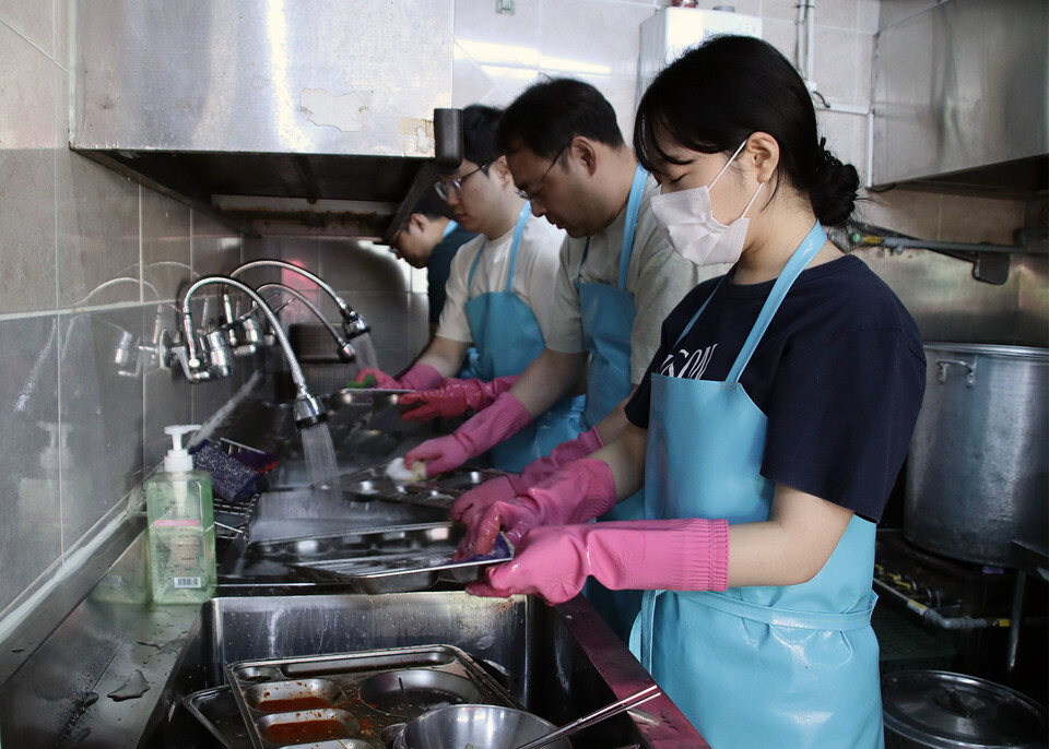 마스턴투자운용 임직원들이 지난 24일 서울시 영등포구 소재 ‘토마스의 집’에서 배식 봉사활동을 하고 있다. 사진=마스턴투자운용 브랜드전략팀