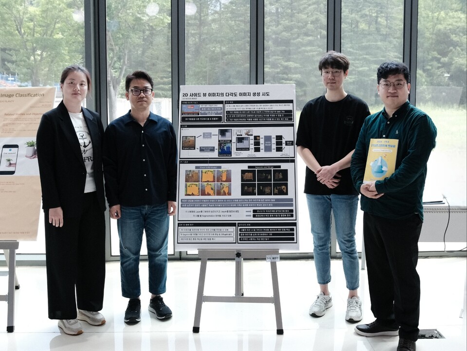 왼쪽부터 시프트업 박주민 피플실 실장, CISO 이형복 상무, 포스텍 IT융합공학과 배환민 학생, 이성수 프로그래밍 그룹장이 기념사진을 촬영하고 있다. 사진=시프트업