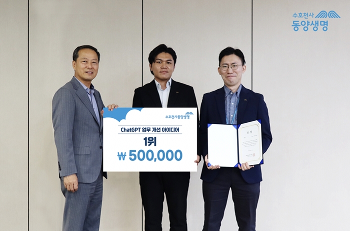 이문구 동양생명 대표이사(왼쪽)가 임직원들과 기념촬영을 하고 있다. 사진=동양생명