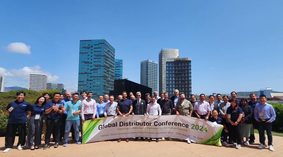 코셈이 스페인 바르셀로나에서 2024 세계 대리점 대회를 열고 신제품 소개 및 기술협력을 논의했다. 사진=코셈