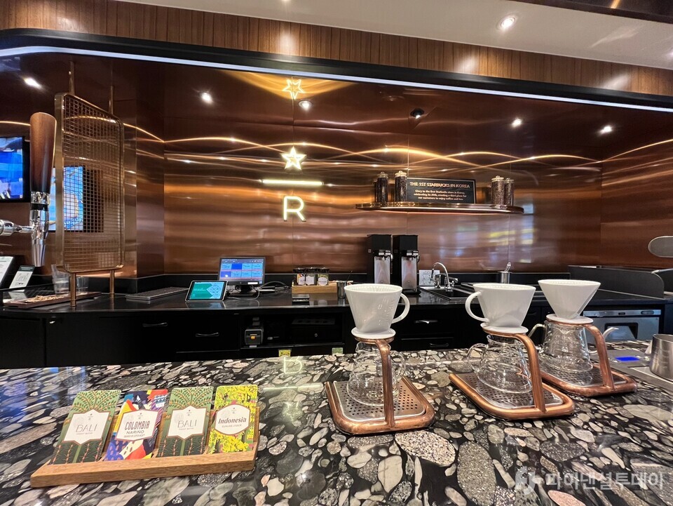 ‘이대R점’ 1층은 리저브 공간으로 구성돼 있으며 이곳에서 스페셜티를 맛볼 수 있다. 사진=허서우 기자