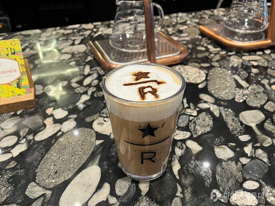 ‘이대R점’에서만 맛볼 수 있는 ‘스타벅스 1호점 카페 라떼’. 사진=허서우 기자