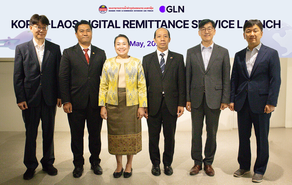 GLN 인터내셔널은 라오스 최대 국영 상업은행 BCEL과 라오스 해외송금 서비스를 시행한다고 밝혔다. 이날 서울시 역삼동 소재 GLN 인터내셔널 본사에서 진행된 기념 행사에서 김경호 GLN 인터내셔널 대표(오른쪽 두번째)와 Saysamone Chanthachack 라오스 BCEL 은행장(사진 왼쪽 세번째), Alounkone Boulommavong 라오스 대사관 공사참사관(사진 오른쪽 세번째)이 관계자들과 함께 기념 촬영을 하고 있다. 사진=하나은행