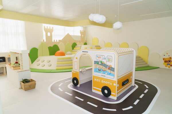 롯데는 1월 4일 폐교인 전라남도 여수시 화양면 나진초등학교 용창분교에 'mom편한 놀이터' 27호점을 개소했다. 사진=롯데지주