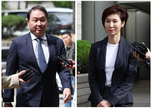 최태원 SK 회장과 노소영 아트센터 나비 관장이 4월 16일 오후 서울 서초구 서울고등법원에서 열린 이혼 소송 항소심 공판에 출석했다. 왼쪽은 법정 출석하는 최 회장, 오른쪽은 재판을 마친 뒤 법정을 나서는 노 관장. 사진=연합뉴스