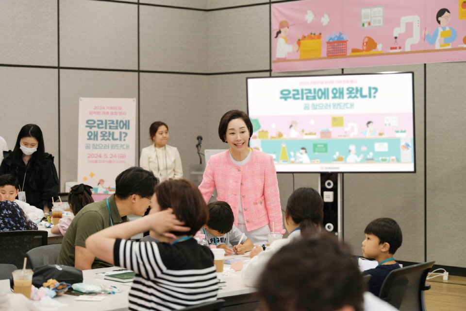 구지은 아워홈 부회장(사진 중앙)이 지난 24일 아워홈 마곡 본사에서 열린 임직원 가족 초청 행사에서 임직원 가족들과 이야기를 나누고 있다. 사진=아워홈