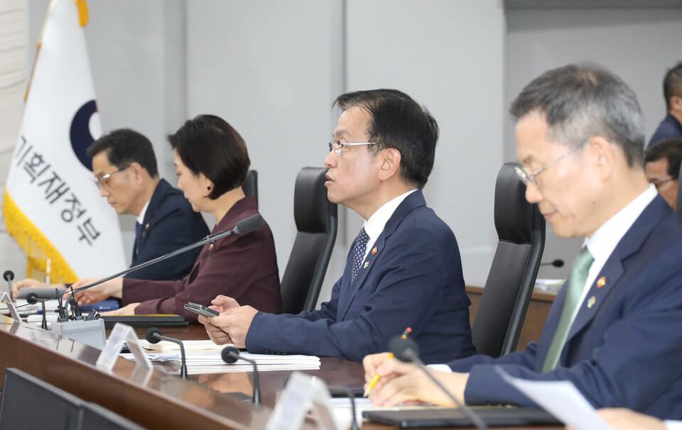 최상목 부총리 겸 기획재정부 장관이 3일 오전 정부세종청사에서 경제관계장관회의를 주재하고 있다. 사진=연합뉴스