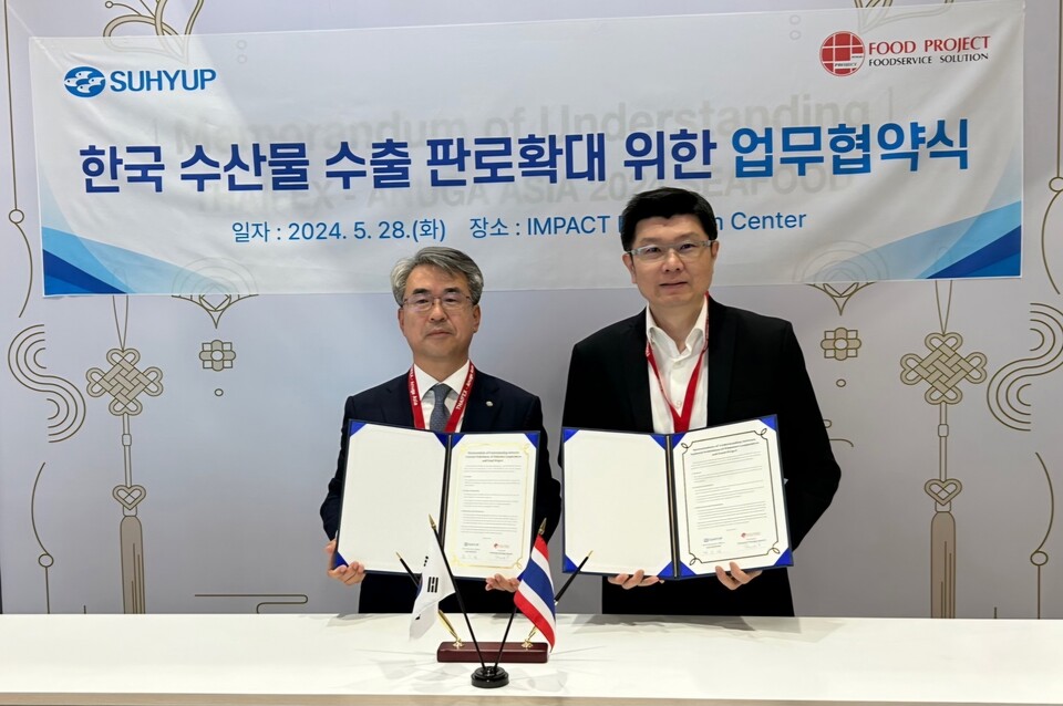 김기성 수협중앙회 대표이사(왼쪽)은 지난달 28일 태국 국제식품박람회에 참가해 프라못 프르앙 악손 푸드프로젝트 대표이사와 상호 협력을 위한 업무협약을 체결하고 있다. 사진=수협중앙회
