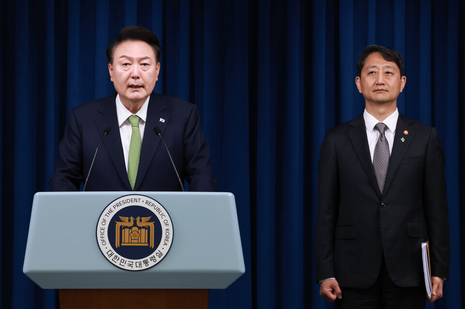 윤석열 대통령이 3일 오전 서울 용산 대통령실 청사 브리핑실에서 열린 국정브리핑에 참석해 동해 석유·가스 매장과 관련해 설명하고 있다. 윤 대통령 오른쪽은 국정브리핑에 배석한 안덕근 산업통상자원부 장관. 사진=연합뉴스