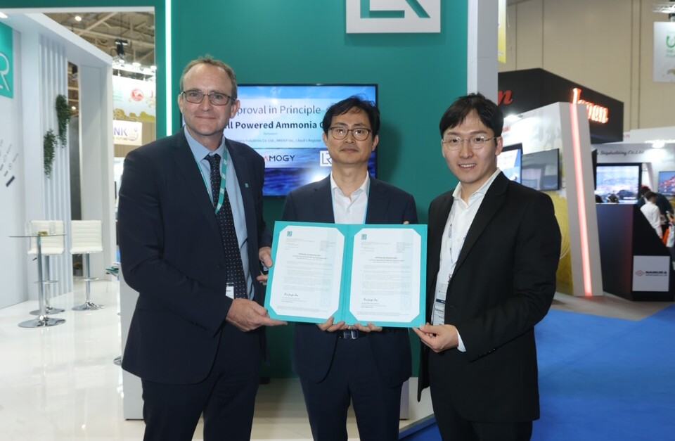 왼쪽부터 Andy McKeran 로이드(LR) 최고 사업책임자, 장해기 삼성중공업 부사장, 우성훈 Amogy 대표가 암모니아 연료전지 추진 AIP 인증 기념사진을 촬영하고 있다. 사진=삼성중공업