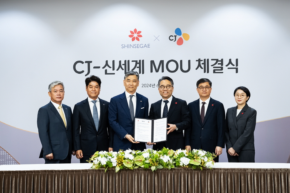 5일 진행된 신세계그룹과 CJ그룹의 ‘사업제휴 합의서 체결식’에 (좌부터 우로) 신영수 CJ대한통운 대표, 허민회 CJ CGV 대표, 김홍기 CJ주식회사 대표, 임영록 신세계그룹 경영전략실장, 한채양 이마트 대표, 위수연 신세계프라퍼티 컨텐츠본부장이 참석했다. 사진=신세계그룹