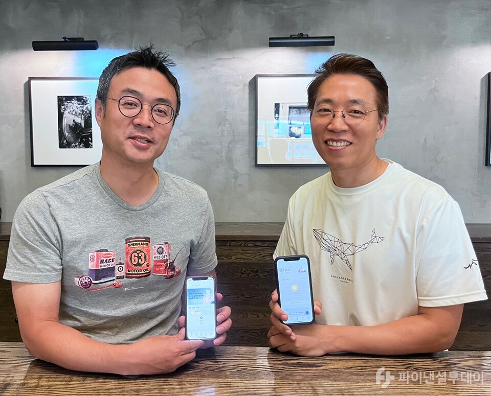 (왼쪽부터)윤도선 엠엘투자자문 대표이사와 박재원 메타로고스 대표이사가 5일 ‘일육공’ 애플리케이션(앱)을 소개하고 있다. 사진=조송원 기자