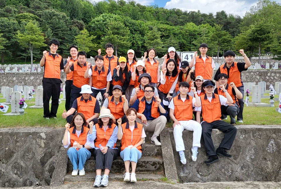 미래에셋생명 임직원은 6월 호국보훈의 달을 맞아 서울 동작구 국립서울현충원에서 태극기 꽂기, 조화 헌화, 쓰레기 수거 활동을 진행했다. 사진=미래에셋생명