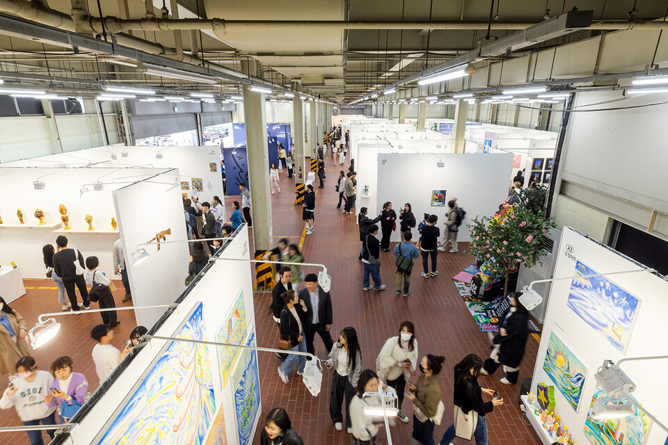 사측은 ‘더프리뷰’가 그간 3만명의 관람객과 28억원의 판매액을 달성한 데 관해 “상생 목적의 신진 아트 페어가 거둔 값진 성과”라고 자평했다. 그중 지난해 4월 3회째 ‘더프리뷰 성수 위드 신한카드’는 관람객 1만8천명, 작품 판매액이 12억원에 달하는 큰 호응을 얻었다. 1회는 6억원, 2회 때는 10억원어치를 판매한 것으로 추정된다. 사진=신한카드