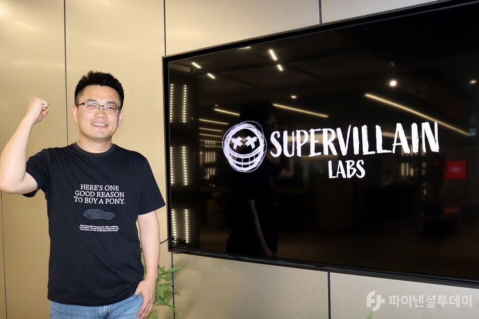 고정환 슈퍼빌런랩스 공동대표가 서울 서초구 사무실 앞에서 포즈를 취하고 있다. 사진=채승혁 기자