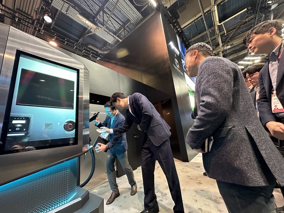 신동빈 롯데그룹 회장의 장남인 신유열 롯데지주 미래성장실장이 세계 최대 가전·정보기술(IT) 전시회 CES 2024가 막을 올린 9일(현지시간) 미국 라스베이거스 컨벤션센터(LVCC) 센트럴홀 롯데정보통신 부스를 방문해 오영식 이브이시스 대표로부터 전기차 충전기 관련 설명을 듣고 있다. 사진=연합뉴스