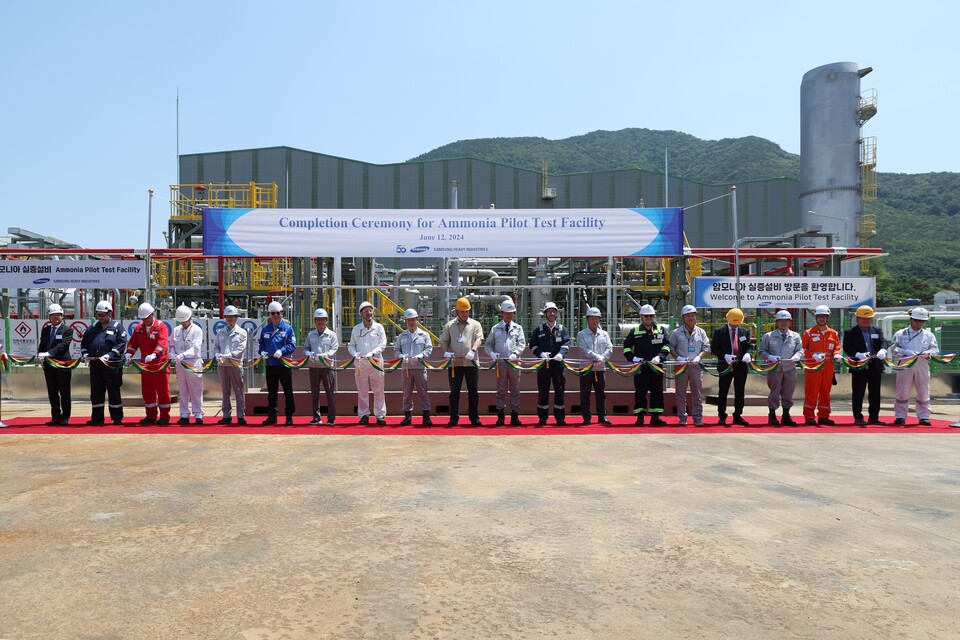 12일 거제조선소에서 열린 암모니아 실증 설비 준공식에서 기념 테이프 컷팅을 하는 모습. 사진=삼성중공업