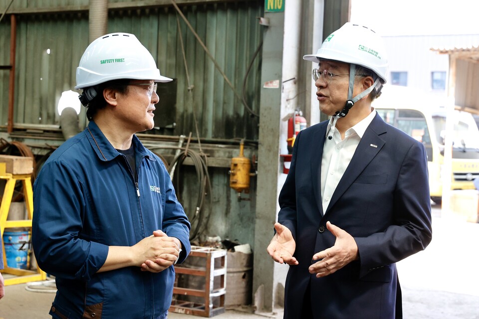 김종호 기보 이사장(오른쪽)이 13일 오전 부산 부산진구에 위치한 고려차량 본사를 방문해 현장 애로사항을 청취하고 있다. 사진=기술보증기금