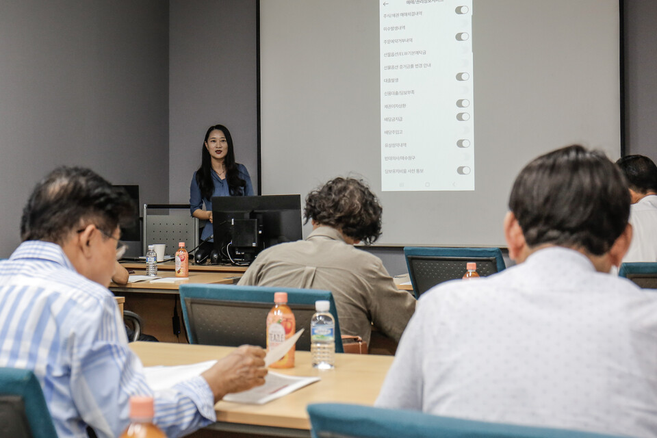 대신증권 금융지원센터 직원이 12일 시니어 고객을 대상으로 스마트폰 거래 교육을 진행하고 있다. 사진=대신증권