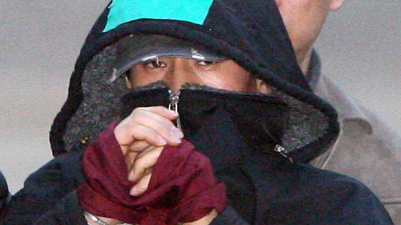 2009년 2월 2일 오후 화성시 마도면 고모리 매립지에서 열린 연쇄살인범 강호순의 시신유기장소 수색현장에서 연쇄살인범 강호순이 범행장소를 응시하고 있다. 사진=연합뉴스