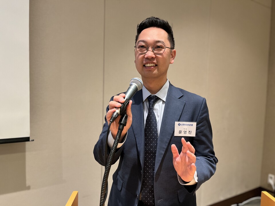 윤영진 신한리츠운용 이사가 3일 오전 열린 기업설명회에서 신한글로벌액티브리츠에 대해 설명하고 있다. 사진=한경석 기자