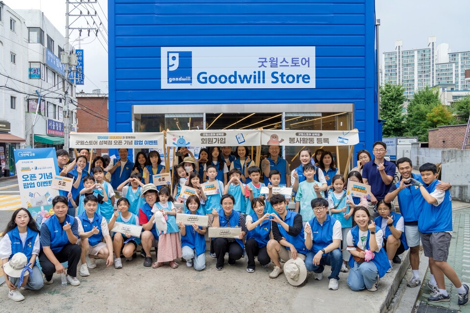 WOORI가족 봉사단이 지난 15일 서울시 성북구 소재 굿윌스토어 성북점 개점을 위한 봉사활동을 마치고 기념촬영을 하고 있다. 사진=우리은행